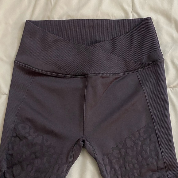 VICTORIA SECRET Leopard / Cheetah Purple Leggings - Picture 7 of 7